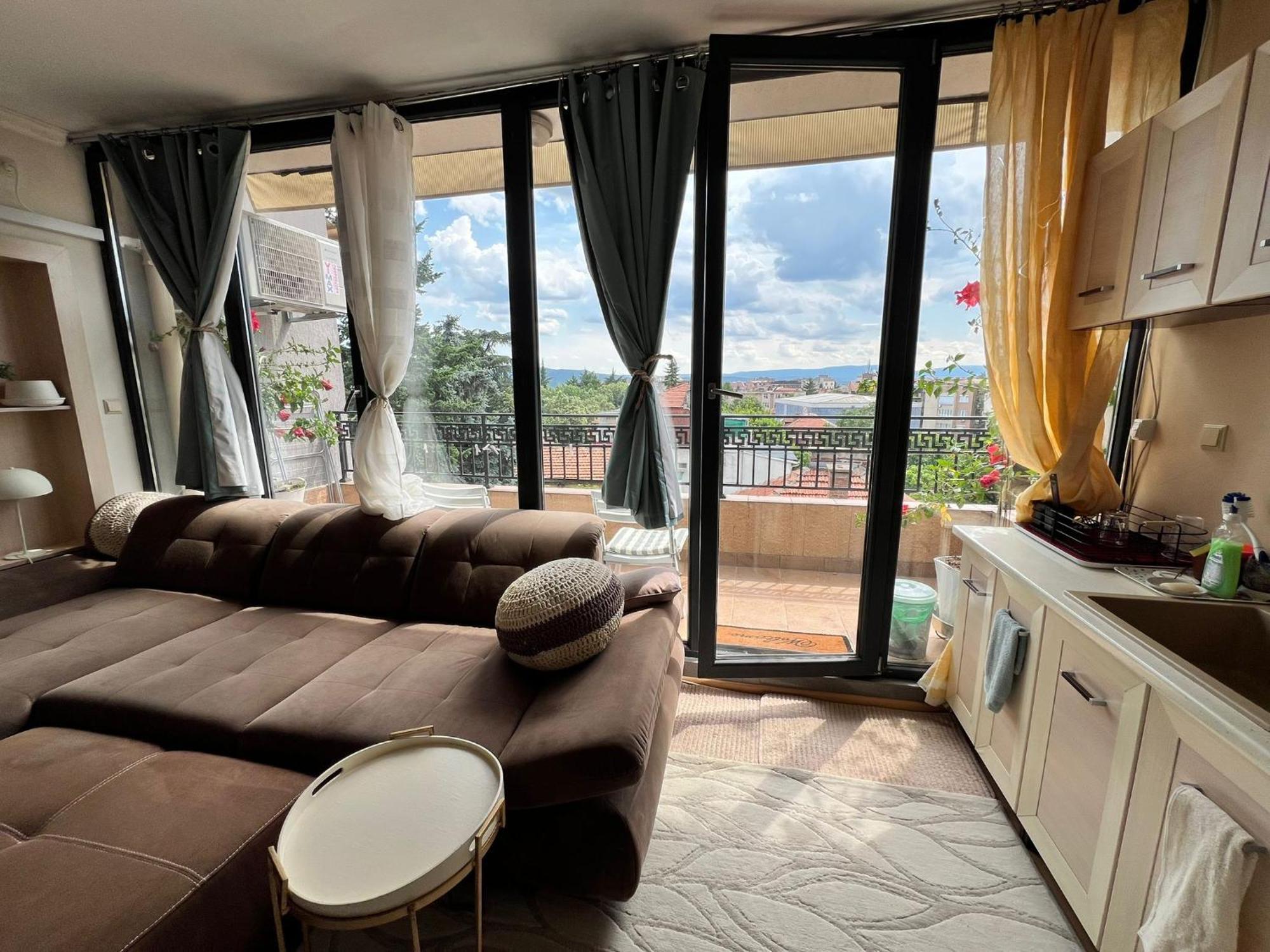 Downtown Central Apartment With Working Kitchen, City Views & Free Parking 卡赞勒克 外观 照片
