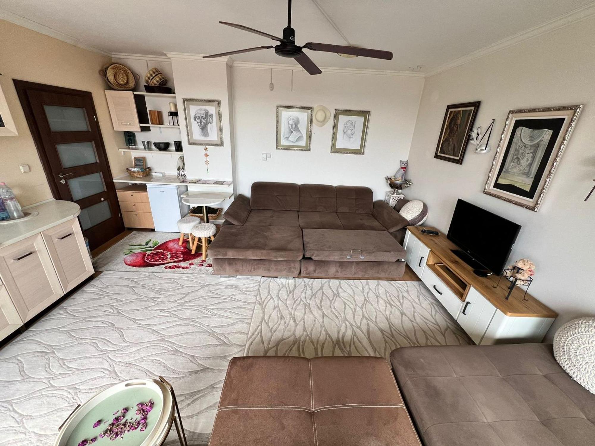 Downtown Central Apartment With Working Kitchen, City Views & Free Parking 卡赞勒克 外观 照片