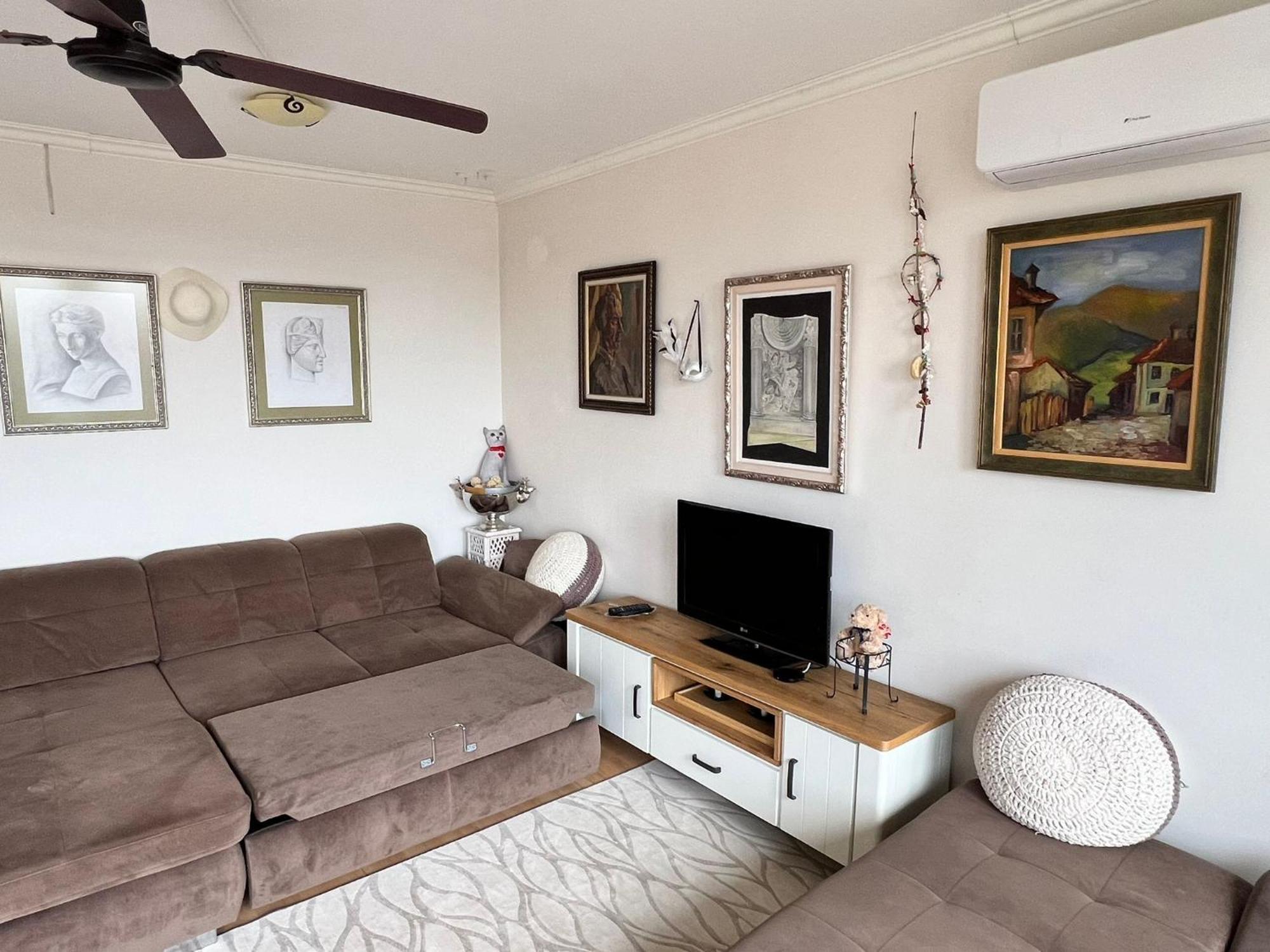 Downtown Central Apartment With Working Kitchen, City Views & Free Parking 卡赞勒克 外观 照片