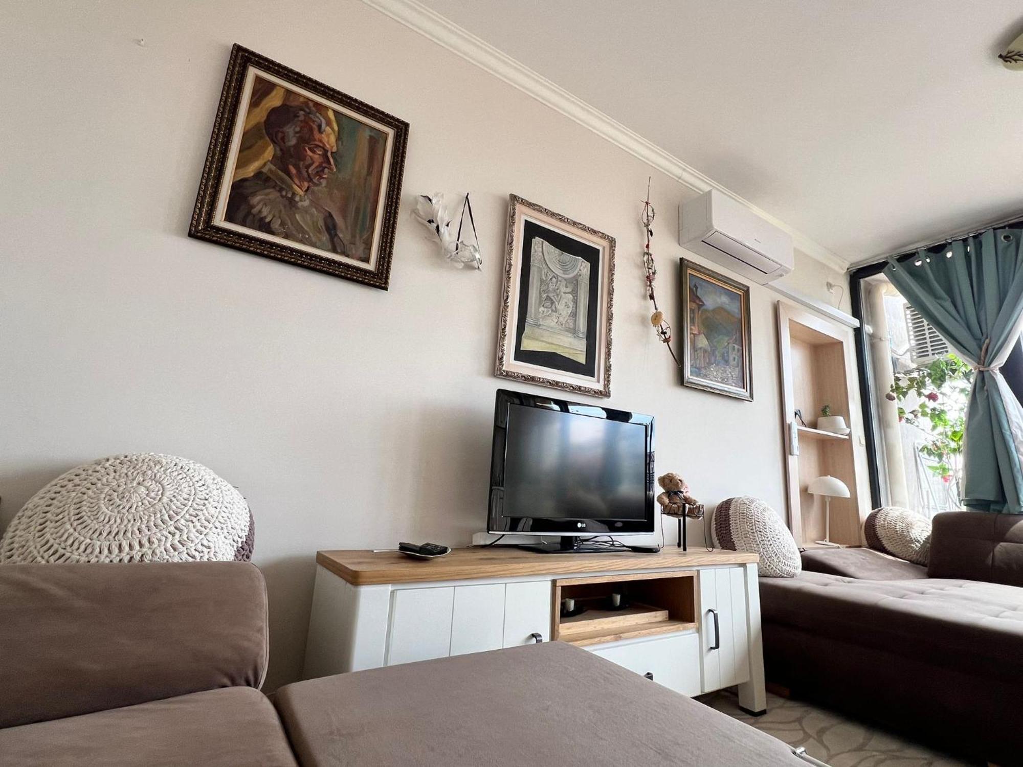 Downtown Central Apartment With Working Kitchen, City Views & Free Parking 卡赞勒克 外观 照片