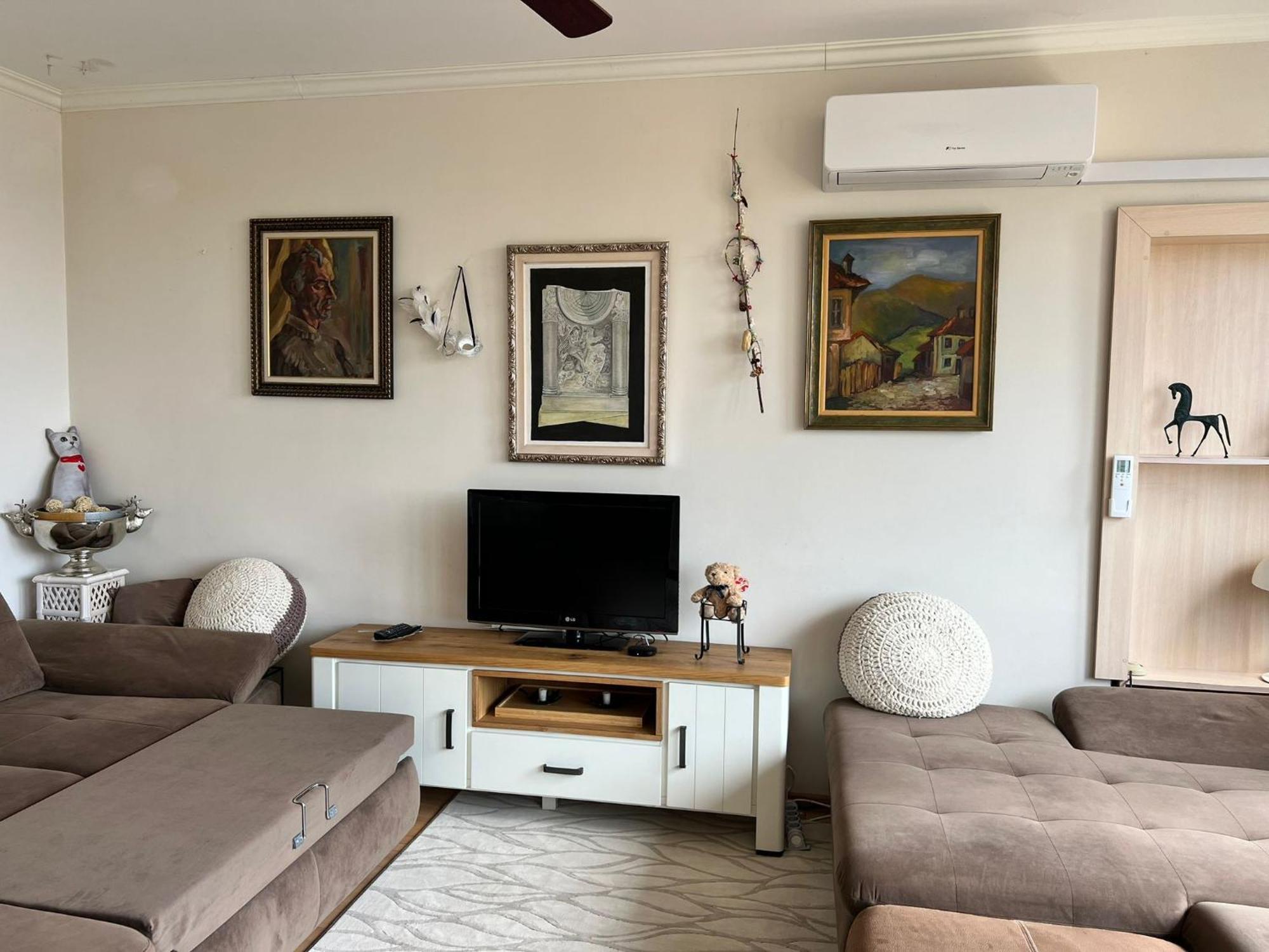 Downtown Central Apartment With Working Kitchen, City Views & Free Parking 卡赞勒克 外观 照片
