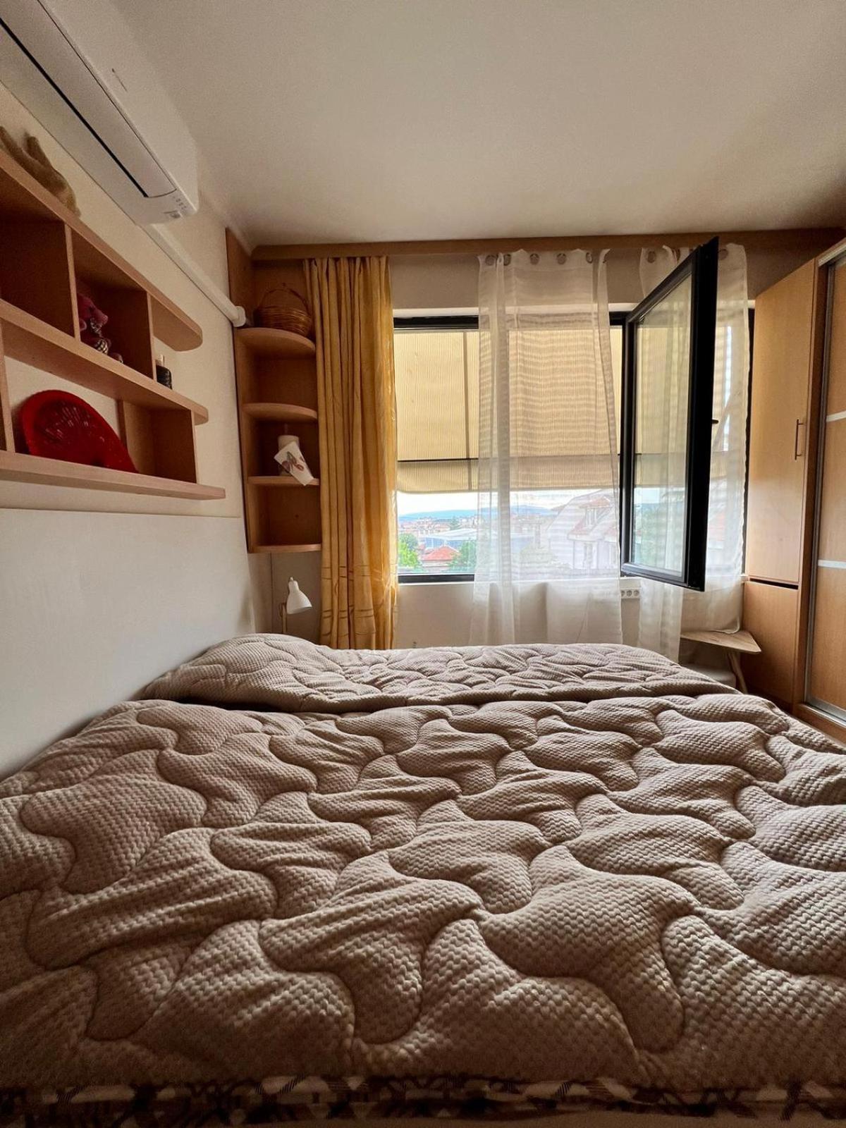 Downtown Central Apartment With Working Kitchen, City Views & Free Parking 卡赞勒克 外观 照片