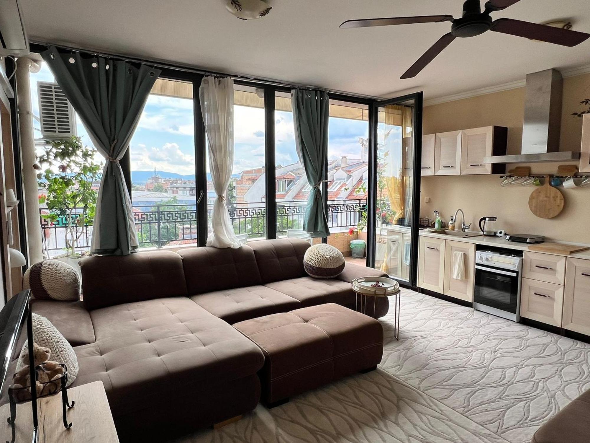 Downtown Central Apartment With Working Kitchen, City Views & Free Parking 卡赞勒克 外观 照片