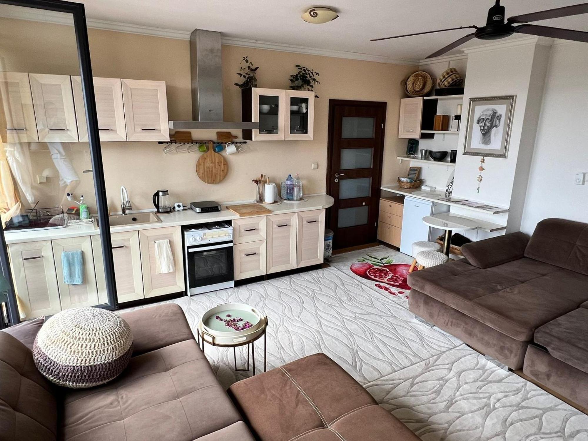 Downtown Central Apartment With Working Kitchen, City Views & Free Parking 卡赞勒克 外观 照片