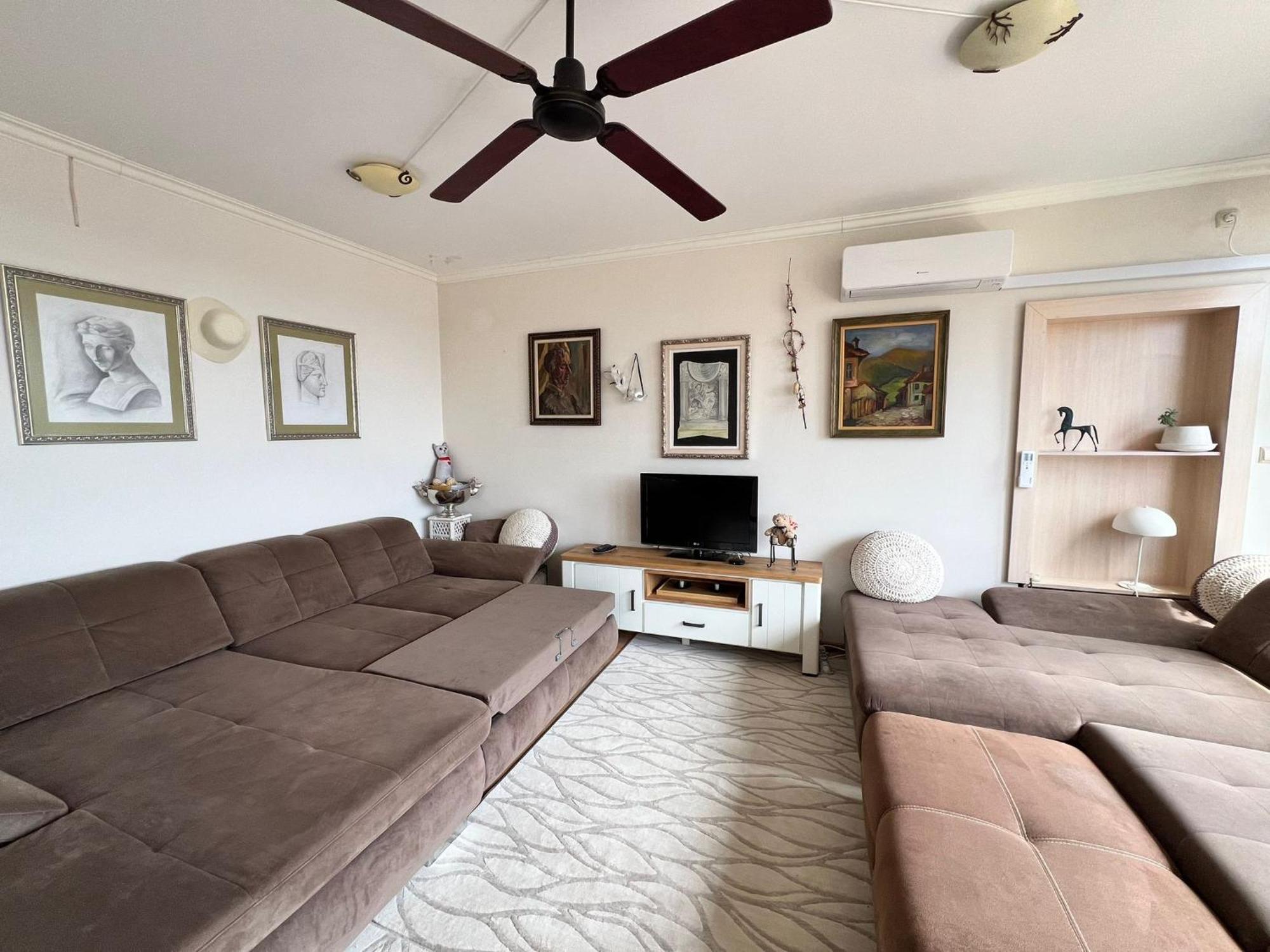 Downtown Central Apartment With Working Kitchen, City Views & Free Parking 卡赞勒克 外观 照片