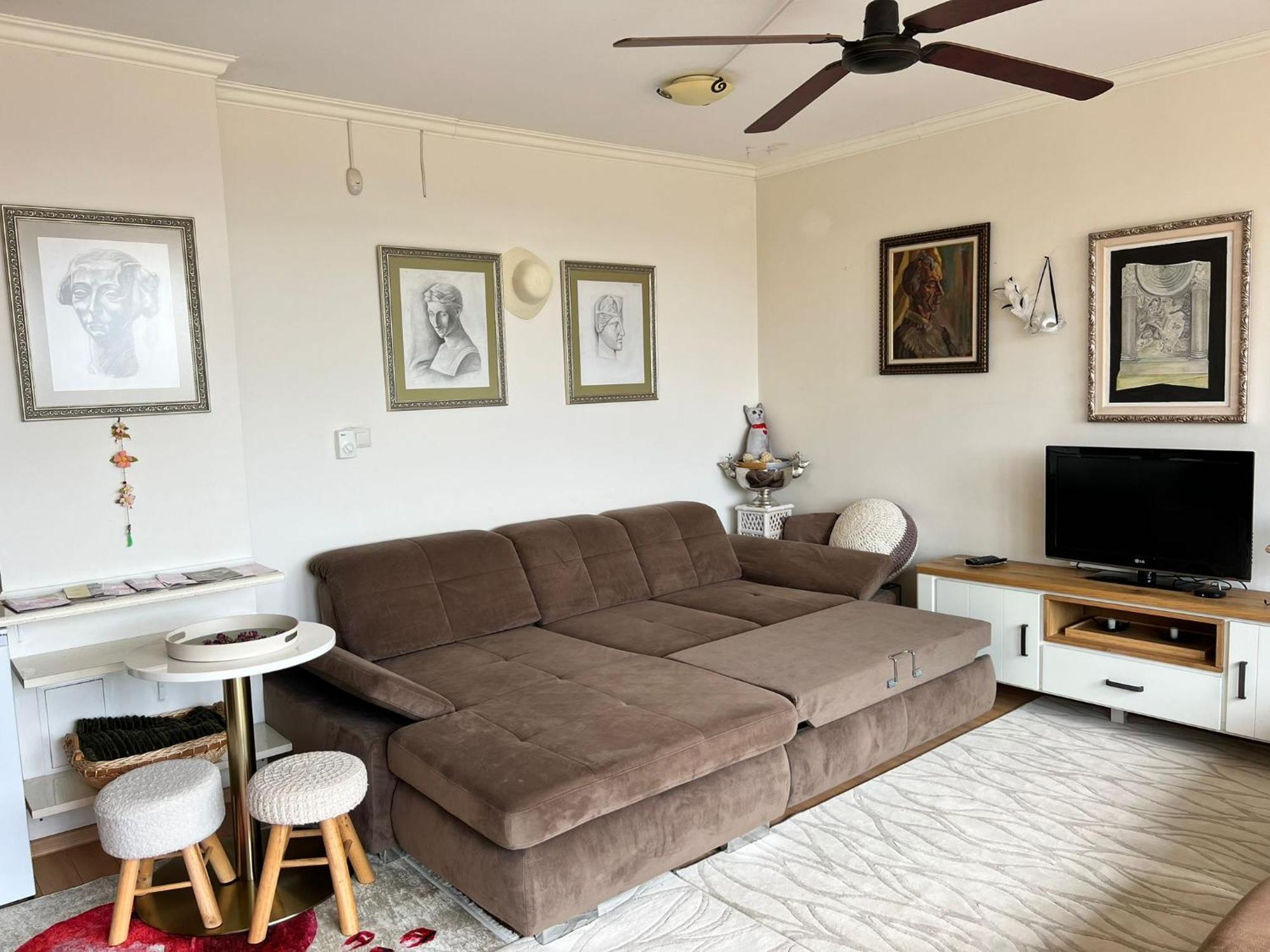 Downtown Central Apartment With Working Kitchen, City Views & Free Parking 卡赞勒克 外观 照片