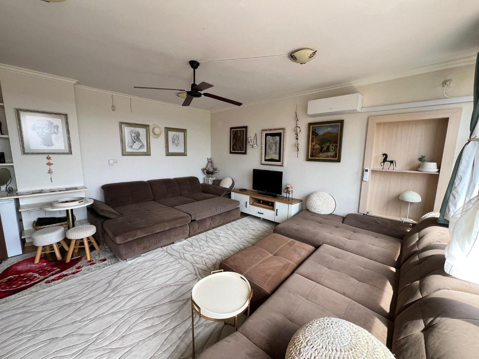 Downtown Central Apartment With Working Kitchen, City Views & Free Parking 卡赞勒克 外观 照片