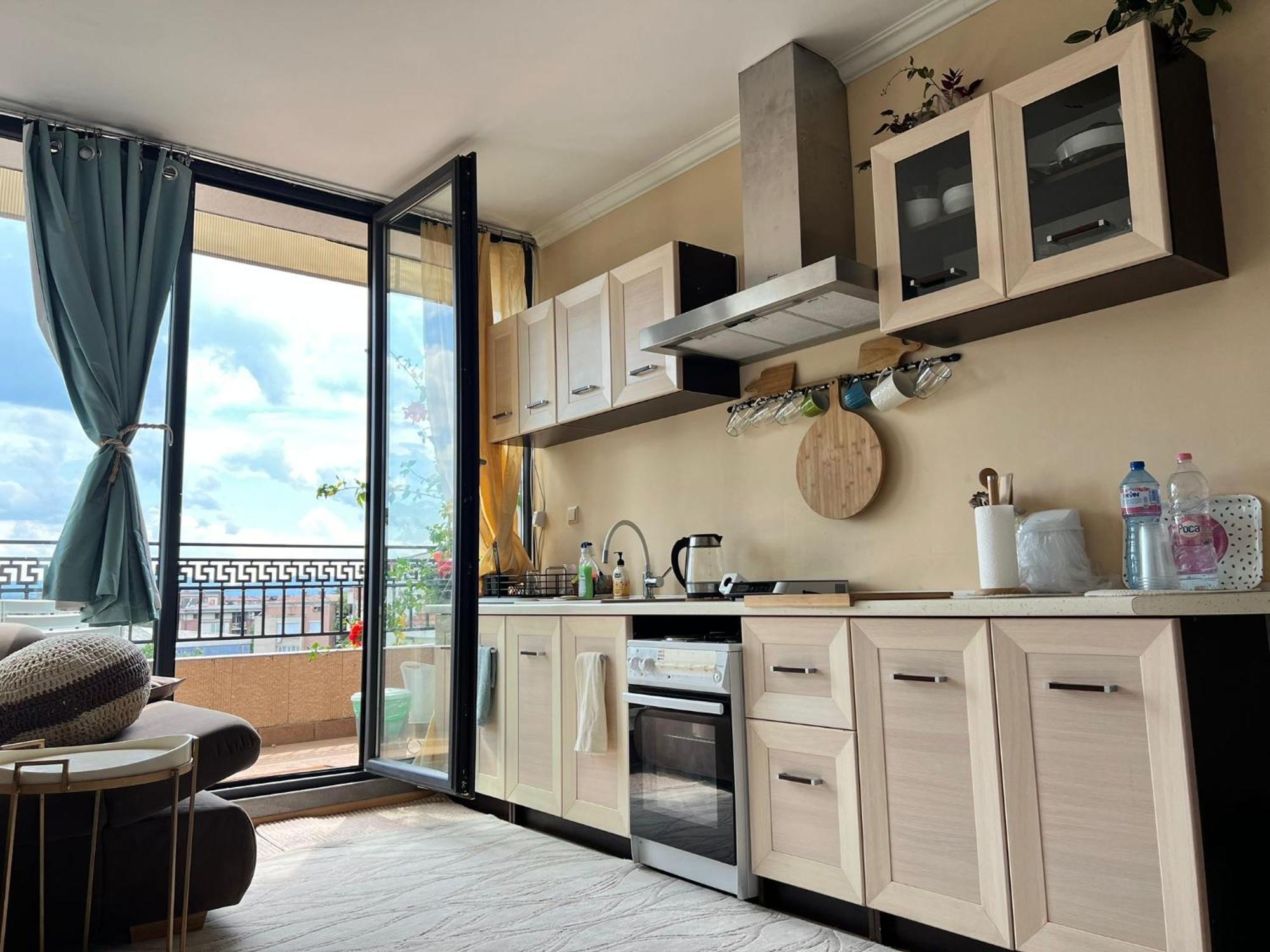 Downtown Central Apartment With Working Kitchen, City Views & Free Parking 卡赞勒克 外观 照片