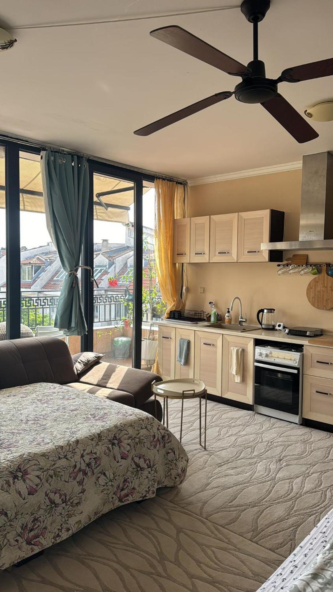 Downtown Central Apartment With Working Kitchen, City Views & Free Parking 卡赞勒克 外观 照片